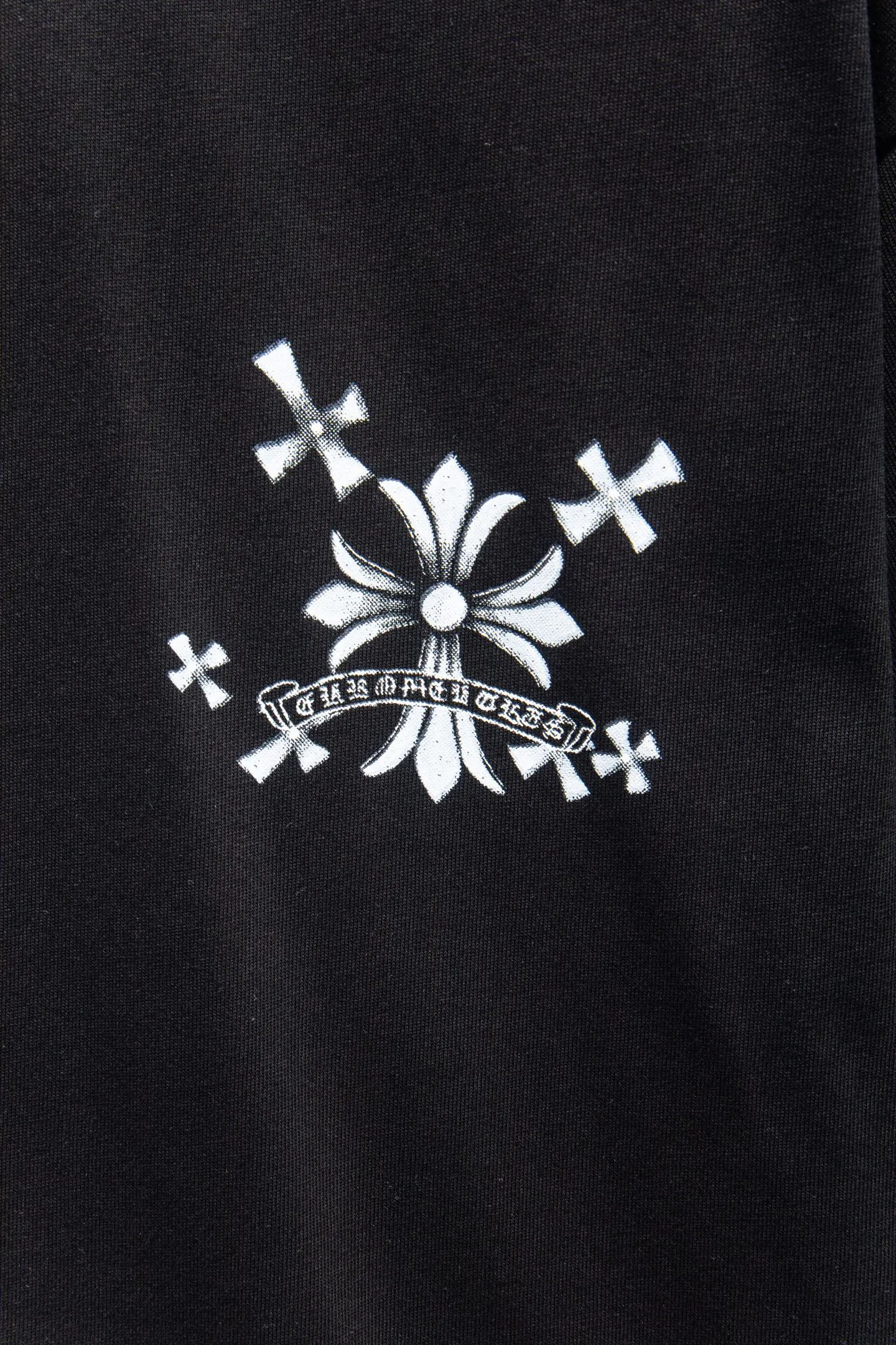 🅿️180 Style No.: 7058# Chrome hearts• 25ss ⚠YB custom-woven and custom-dyed fabric, color, printing, version, accessories. The fabric is woven by imported machines. The uniqueness of the cloth texture creates a perfect ready-made effect. The fabric is made of 260-gram clean cloth with 320-gram 1*1 rib. 4-color environmentally friendly custom-dyed fabric, and the threads are in the same cylinder without color difference.  Gradient graffiti on garments, hand-made graffiti technology on garments, the details of the collar, pockets, cuffs, and front and rear threads are clearly visible. The printing uses Japanese BROTHER white ink digital direct-injection garment printing. This model is a global limited edition. In order to present a product like a work of art, after a long period of repeated determination of details, a very high-standard garment is presented. The front chest is made of direct-injection printing environmentally friendly glue material, using a mechanized printing process. Mechanical printing has high precision, the positioning accuracy can reach ±0.02mm, and the quality is stable.   The body is treated with graffiti elements, which greatly increases the interest of the clothing; it has a unique visual effect. The special washing effect creates a unique aged effect.  Croix Heart Short Sleeve must be the first short-sleeved piece in spring and summer that blurs the boundaries of unisex style. It has a classic dropped shoulder oversize version and a loose and casual upper body.  Color: Black White Size: S M L XL